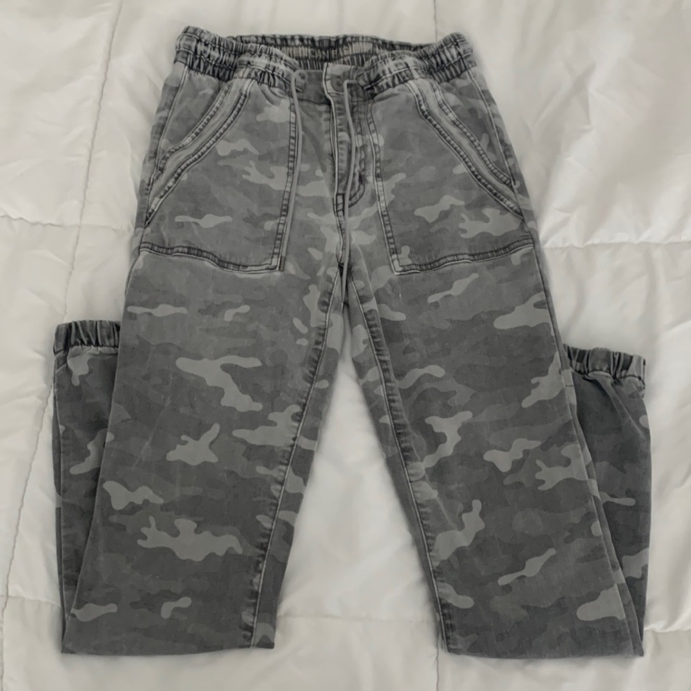 American Eagle Baggy Cargo Jogger in Camo Size 6